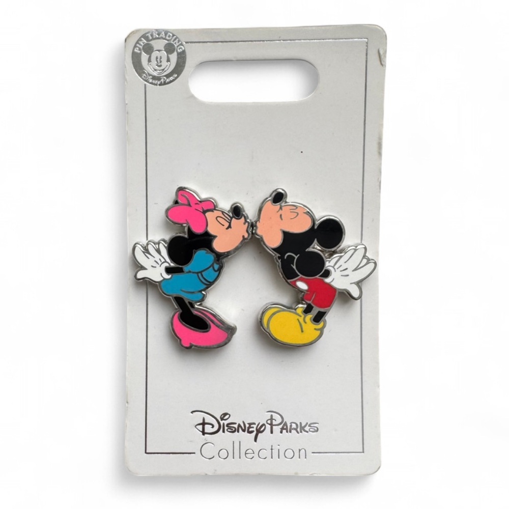 BRAND NEW Disney Pins - Mickey & Minnie Kissing Pin Set (Set of 2)
